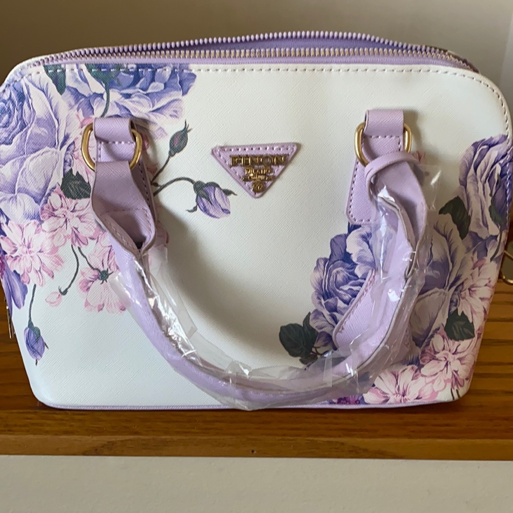 New Finon purse never used/faux leather